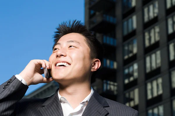 Empresario hablando por teléfono móvil — Foto de Stock