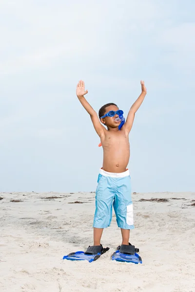 Niño usando snorkel y aletas —  Fotos de Stock