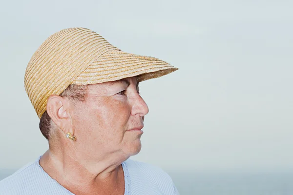 Femme portant un chapeau de paille — Photo