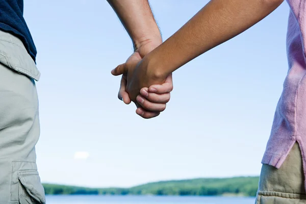 Paar hand in hand — Stockfoto