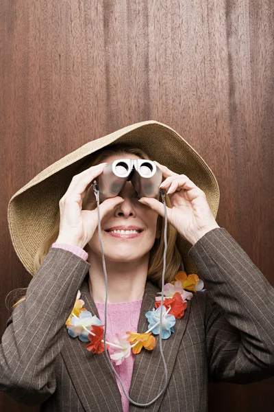 Geschäftsfrau blickt durch Fernglas — Stockfoto