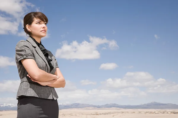 Woman looking away in desert — Stock Photo, Image