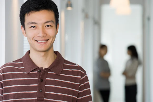 Male office worker smiling — Stock Photo, Image