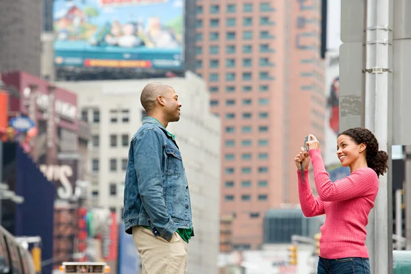 Woman photographing man in New York — Stock Photo, Image