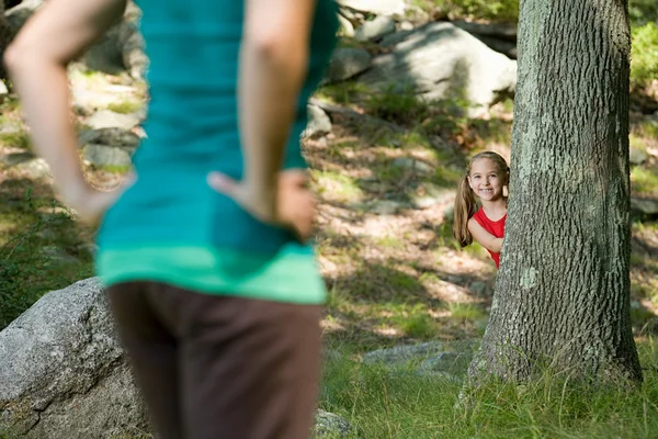 Menina jogando esconder e procurar — Fotografia de Stock