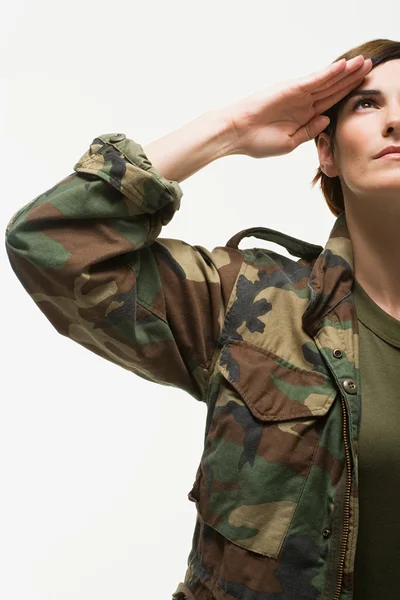 Retrato de uma mulher soldado saúda — Fotografia de Stock