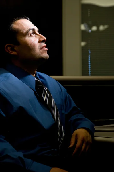 Man in dark office looking up — Stock Photo, Image