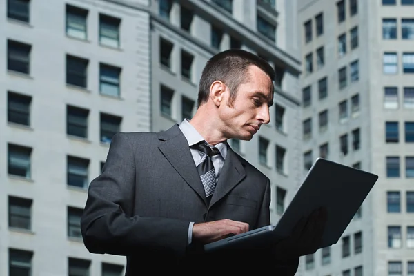 Homem de negócios usando laptop — Fotografia de Stock