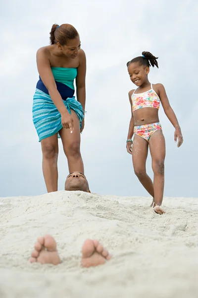 Vader begraven in het zand — Stockfoto