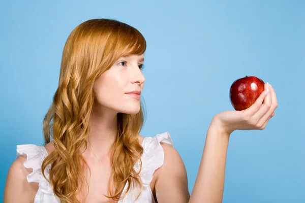 Mujer sosteniendo una manzana — Foto de Stock