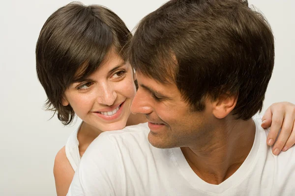 Casal feliz sorrindo um ao outro — Fotografia de Stock