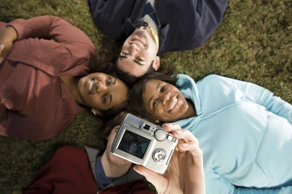Quattro studenti che scattano una foto all'aperto — Foto Stock