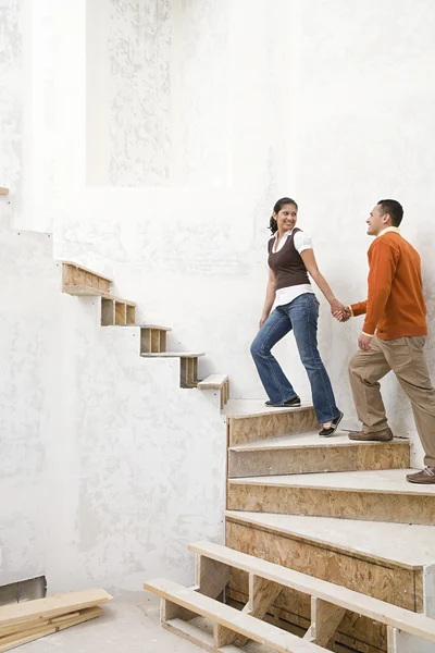 Pár, chůzi do schodů — Stock fotografie