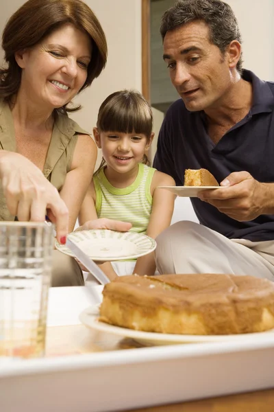 Meisje hebben taart met grootouders — Stockfoto