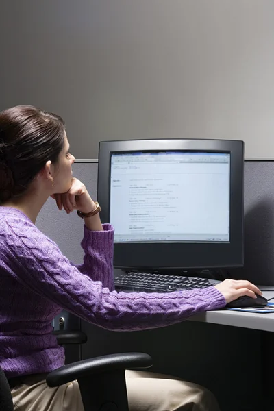 Mujer trabajando en su curriculum vitae —  Fotos de Stock