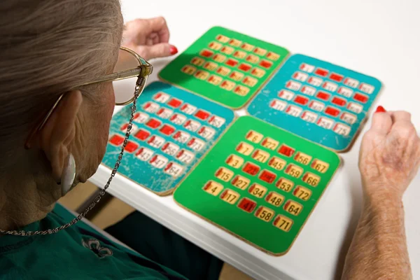 Vezető nő játszik bingo — Stock Fotó