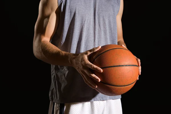Człowiek posiadający koszykówki — Zdjęcie stockowe