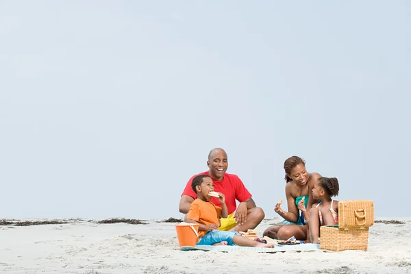 Picnic in famiglia sulla spiaggia — Foto Stock