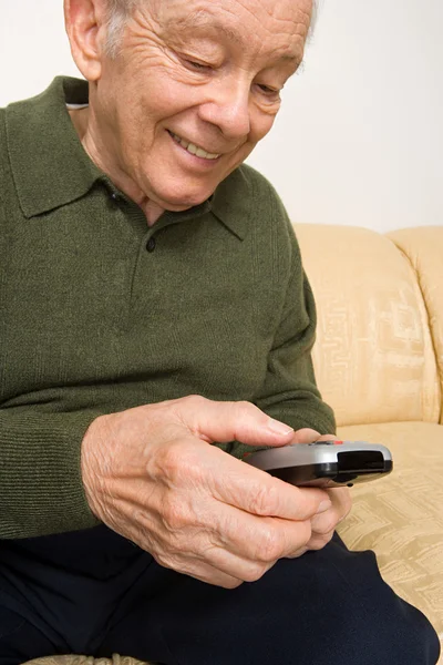 Uomo anziano con telecomando — Foto Stock