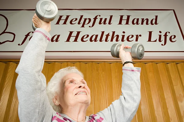 Senior mulher levantando halteres — Fotografia de Stock