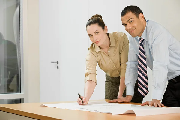 Zwei Architekten arbeiten im Büro — Stockfoto