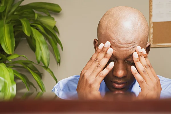 Zakenman met zijn hoofd in zijn handen — Stockfoto