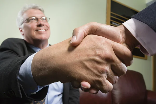 Üzletemberek kezet ráznak. — Stock Fotó