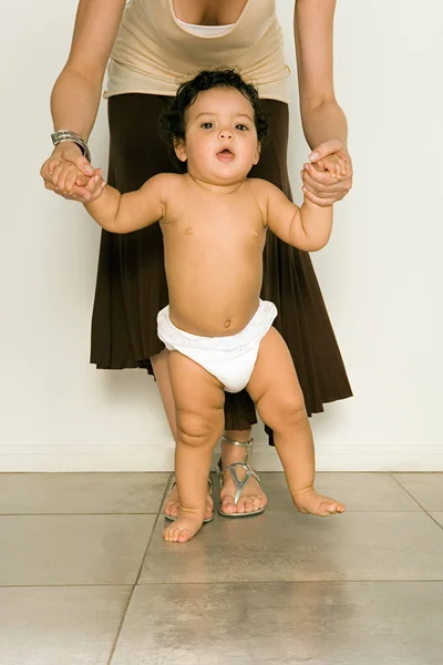 Mãe ajudando bebê a andar — Fotografia de Stock