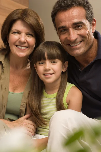 Portrait von Mädchen und Großeltern — Stockfoto