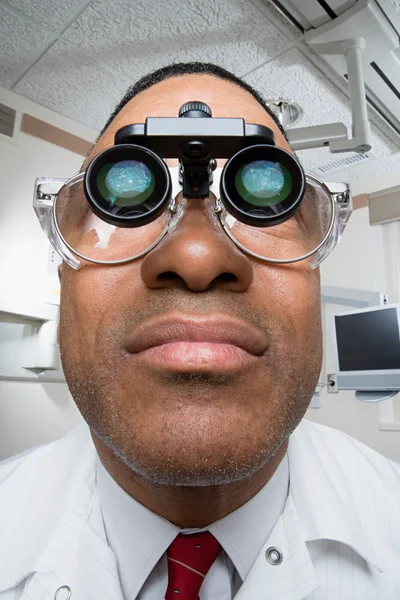 Dentista com lupas binoculares dentárias — Fotografia de Stock