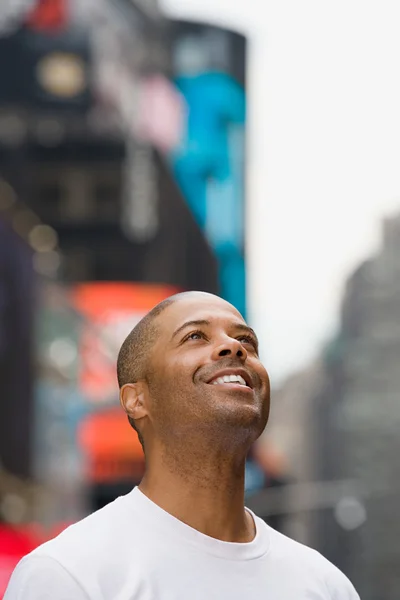 Человек, глядящий вверх в Нью-Йорке — стоковое фото