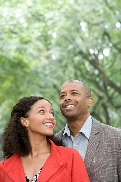 Um casal sorrindo no parque — Fotografia de Stock