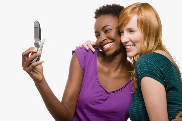 Friends photographing themselves with cell phone — Stock Photo, Image