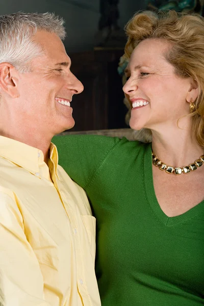 Pareja despreocupada sonriéndose mutuamente —  Fotos de Stock