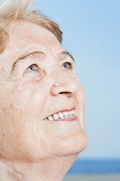 Mujer mayor sonriendo mirando hacia arriba —  Fotos de Stock