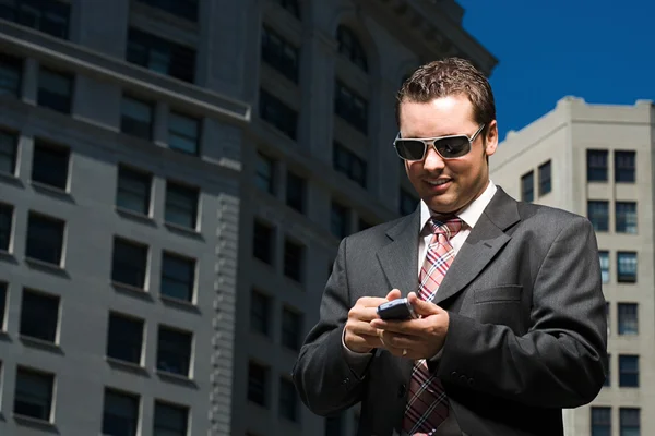 Affärsman läsa textmeddelande — Stockfoto