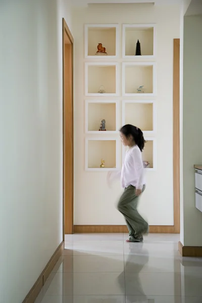 A girl walking in a corridor — Stock Photo, Image