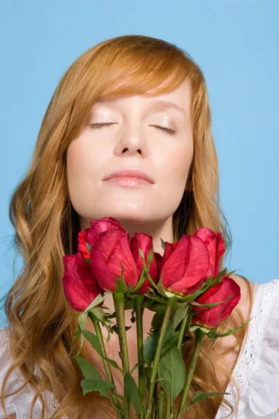 Donna che tiene mazzo di rose — Foto Stock