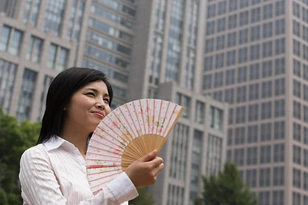 Chinese vrouw met een handfan — Stockfoto