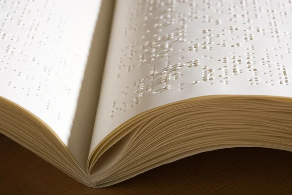 Livre braille ouvert — Photo