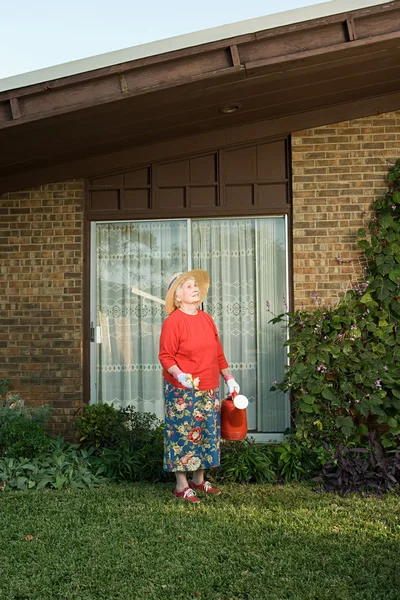 Seniorin bei der Gartenarbeit — Stockfoto