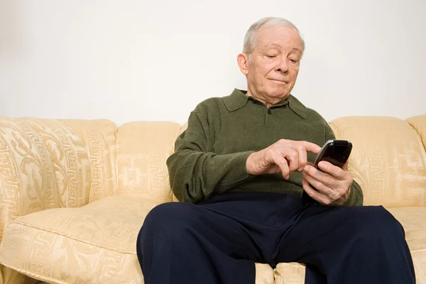 Uomo anziano con telecomando — Foto Stock
