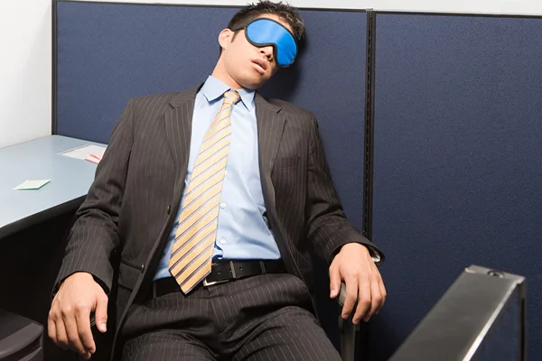 Бизнесмен, спящий в офисе — стоковое фото