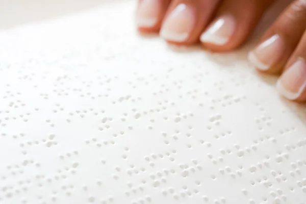 Kobieta czytanie Braille'a — Zdjęcie stockowe