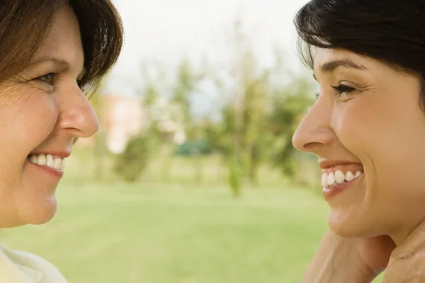 Madre e figlia faccia a faccia — Foto Stock