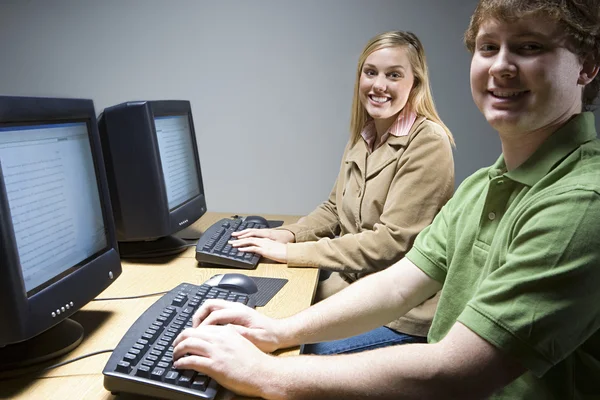 Dos estudiantes trabajando en computadoras —  Fotos de Stock