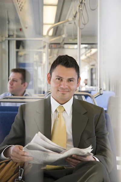 Zakenman rijdt op trein — Stockfoto