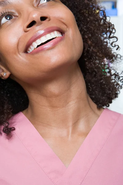 Стоматологическая медсестра улыбается — стоковое фото