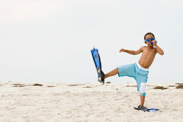 Niño usando snorkel y aletas —  Fotos de Stock
