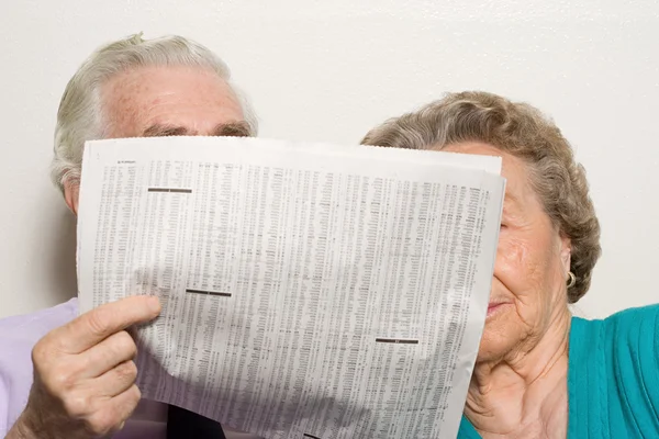 Bejaarde echtpaar met krant — Stockfoto